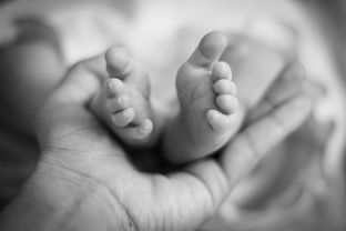 59天男婴窒息死亡，其父被立案侦查